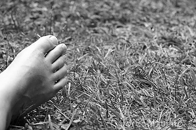 Los zapatos en la mano...